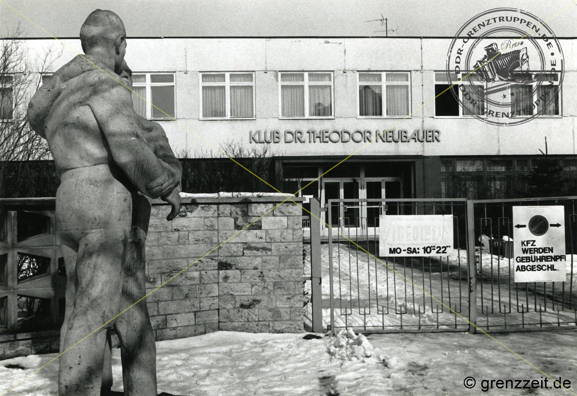 Am 16.11.1977 erfolgte die Übergabe des neu errichteten Klubhauses. Gleichzeitig wurde die Doppelplastik „Der Auftrag“, geschaffen vom Nationalpreisträger Hans Kies, enthüllt. 
